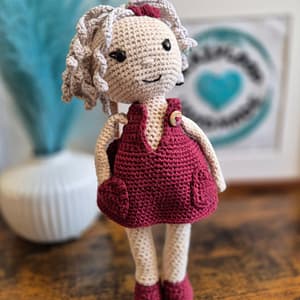lalka zrobiona ręcznie na szydełku amigurumi
