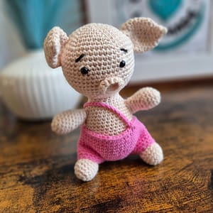 maskotka mała świnka zrobiona ręcznie na szydełku