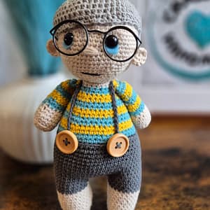 lalka chłopiec zrobiony ręcznie na szydełku maskotka