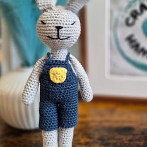 maskotka mały królik zrobiona ręcznie na szydełku