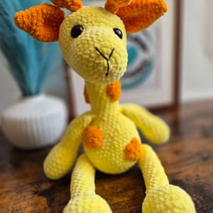 maskotka żyrafa zrobiona ręcznie na szydełku
