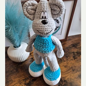 maskotka zrobiona ręcznie na szydełku szara myszka