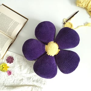 Poduszka w formie kwiatka robiona na szydełku, fioletowa, dekoracja salonu sypialni