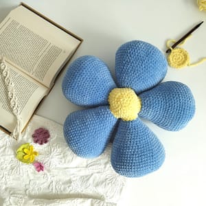 Poduszka w formie kwiatka robiona na szydełku, niebieska, dekoracja salonu sypialni