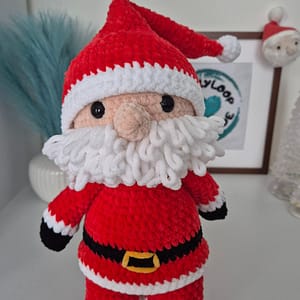Święty Mikołaj zrobiony ręcznie na szydełku