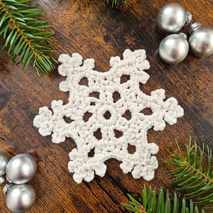 śnieżynka zrobiona ręcznie na szydełku, świąteczna dekoracja, podkładka pod kubek