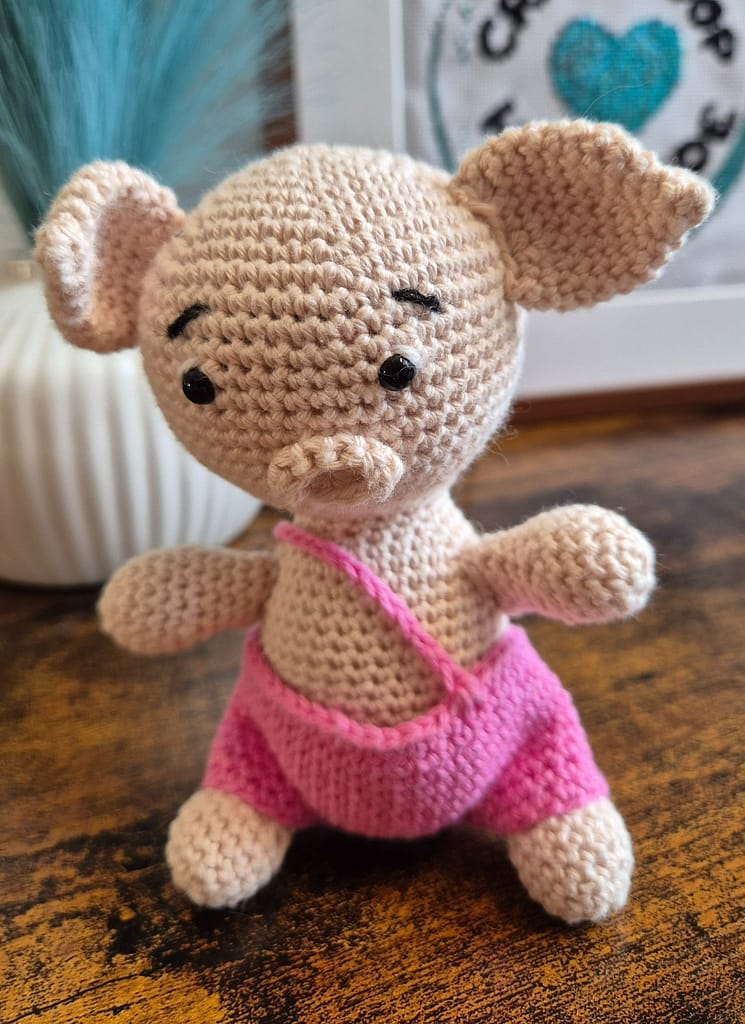 maskotka mała świnka zrobiona ręcznie na szydełku