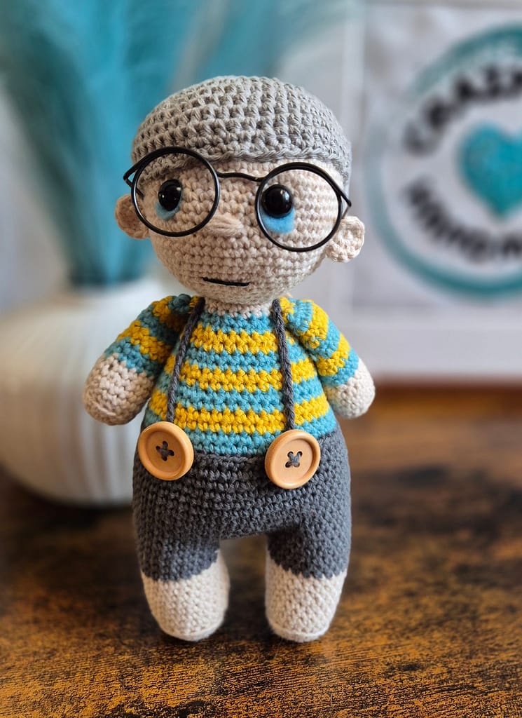 lalka chłopiec zrobiony ręcznie na szydełku maskotka