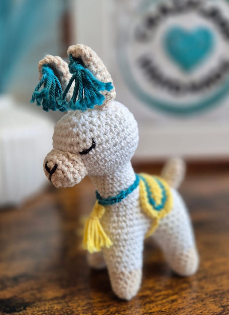 maskotka mała lama zrobiona ręcznie na szydełku